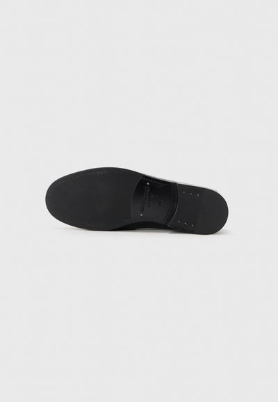 Schwarze Schuhsohle, glatte Textur mit leichtem Schwung, keine sichtbaren Muster oder Beschläge, uniforme Form geeignet für formelle Anlässe.