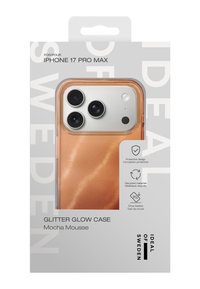 Etui do iPhone 17 Pro Max w kolorze mocha mousse. Przezroczyste z połyskującym wykończeniem. Posiada ochronny design i oznaczenie przetestowane na upadki.