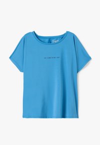 Blå kortærmet t-shirt lavet af et glat, let materiale. Udstyret med en rund halsudskæring og trykt tekst: "PRØV NOGET NYT" centreret under halsudskæringen.