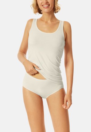 Hellbeige Trägershirt mit dünnen Trägern, kombiniert mit passenden Slips im Stil eines Bikinis. Weicher, glatter Stoff mit einer figurbetonten Passform und minimaler Nahtführung.