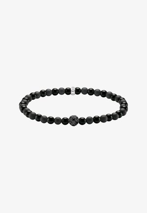 Schwarzes Perlenarmband mit abwechselnd matten und glänzenden Perlen, versehen mit einer strukturierten schwarzen Perle und einer silbernen Perle, die mit "SABO" graviert ist.