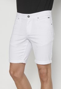 Koroshi BERMUDA STRETCH REGULAR COLORS BERMUDA STRET - Jeansshorts - blanco