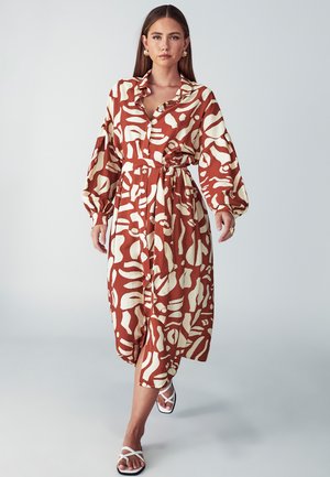Trykt kjole i rust og creme, med knaplukning, lange ærmer og bælte i taljen; lavet af let, struktureret stof.