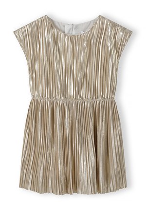 Robe plissée métallisée dorée avec des manches courtes, un col rond et une taille élastique. La texture est lisse et réfléchissante.
