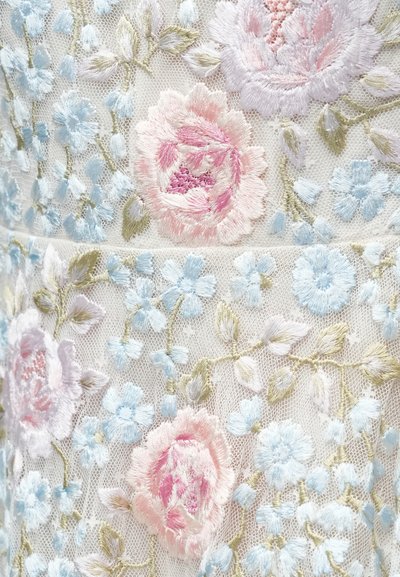 Tikitud lilleline pitsikangas, millel on pastelsed roosad ja sinised roosid, peened rohelised lehed ja väiksed sinised õied läbipaistval taustal.