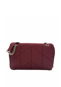 Borsa a spalla in pelle bordeaux con un motivo trapuntato, tracolla in catena argentata e forma rettangolare. Presenta una superficie liscia e un design minimalista.