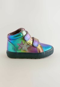 Bottes montantes métalliques arc-en-ciel avec deux bandes velcro, dotées d'un accent d'étoile pailleté sur le côté et d'une semelle en caoutchouc noir texturé.