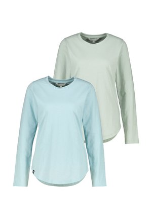 Zwei schlichte Langarmshirts mit Rundhalsausschnitt, eines hellblau vorne und eines hellmintgrün dahinter, auf weißem Hintergrund dargestellt.