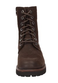 Stivale in pelle marrone con lacci, suola robusta e occhielli in metallo, visto frontalmente.