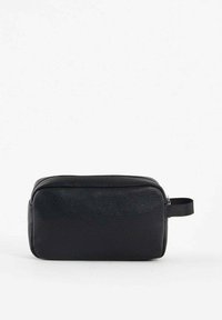 Beauty case in pelle nera con finitura testurizzata, forma rettangolare, chiusura con zip superiore e una piccola maniglia laterale per un trasporto facile.
