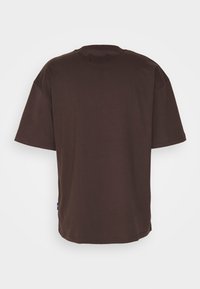 Brun kortærmet t-shirt lavet af bomuld, med en afslappet pasform, rund halsudskæring og lige kant uden synlige mønstre eller detaljer.