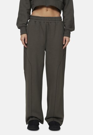 Pantaloni della tuta verde scuro a vestibilità rilassata, con cintura elasticizzata e dettagli di cucitura a contrasto, realizzati in morbido tessuto testurizzato.