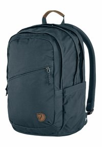 Zaino in tessuto grigio scuro con finitura liscia, caratterizzato da un accento in pelle, numerosi compartimenti con zip e spallacci in rete imbottita.