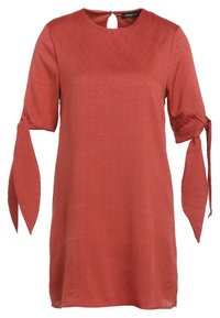 Šaty barvy rezavě hnědé s kulatým výstřihem, krátkými rukávy zdobenými mašličkami a detailem na zádech s průstřihem. Vyrobené z texturované látky.