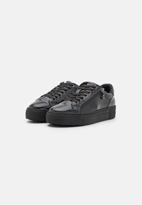 Sneakers in pelle nera con finitura texturizzata, punta rotonda, design con lacci e dettaglio con zip laterale. Suola in gomma con un motivo a contrasto.