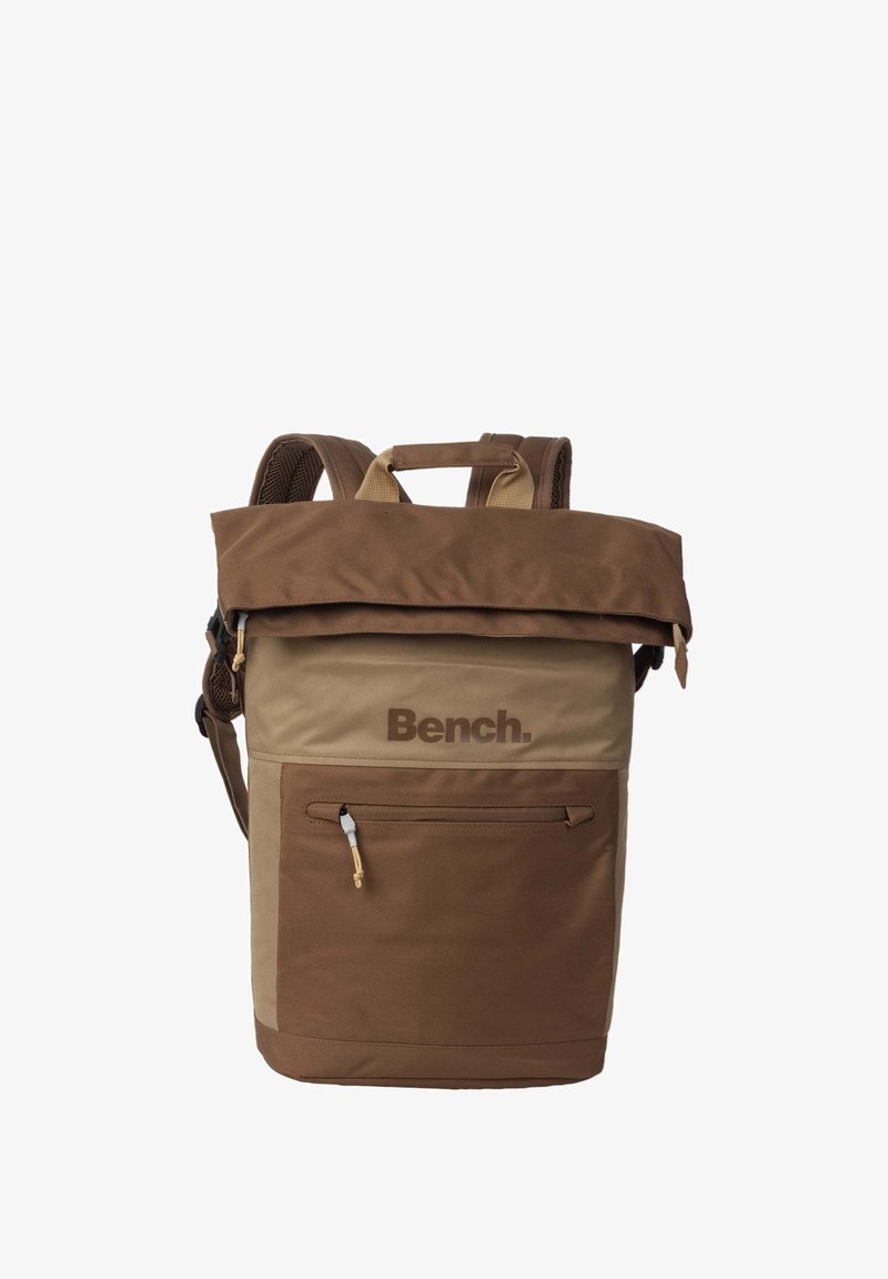Bruine en beige rol-top rugzak met een voorvak, verstelbare banden en een stevige handgreep; bevat het Bench-logo aan de zijkant.
