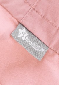 Rosa Stoff mit glatter Textur, versehen mit einem grauen gewebten Etikett, auf dem der Markenname "Sterntaler" in weißer Schrift angezeigt wird.