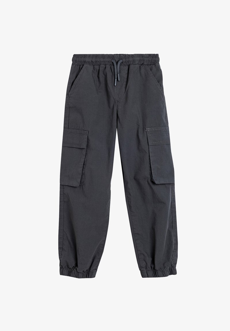 Ciemnoszare spodnie cargo z elastycznym pasem, regulowanym sznurkiem, kieszeniami bocznymi i elastycznymi mankietami przy kostkach. Wykonane z trwałego materiału bawełnianego w mieszance.