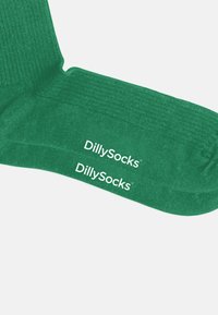 Grüne Baumwollsocken mit geripptem Textur, die an den Seiten zwei weiße Logos von "DillySocks" aufgedruckt haben.