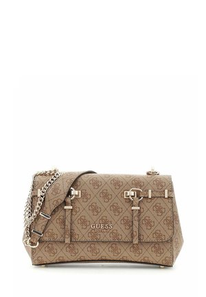 Sac à main marron Guess avec motif monogramme, bandoulière en chaîne argentée, détails de boucle à l'avant, et logo centré sur le rabat.