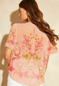 Lipsy FLUTTER SLEEVE SPOT REGULÄR - Palaidinė - pink