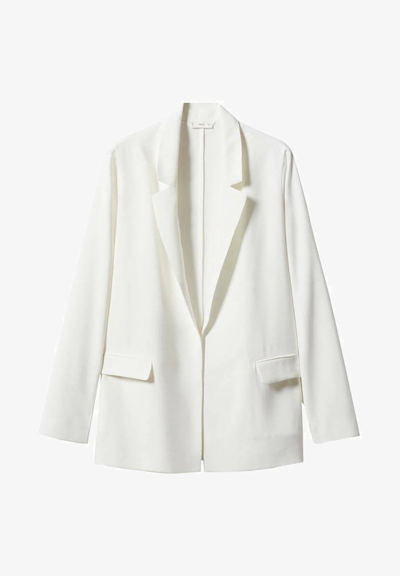 Blazer blanc cintré avec manches longues, col cranté et deux poches avant à rabat, présenté sur fond blanc.