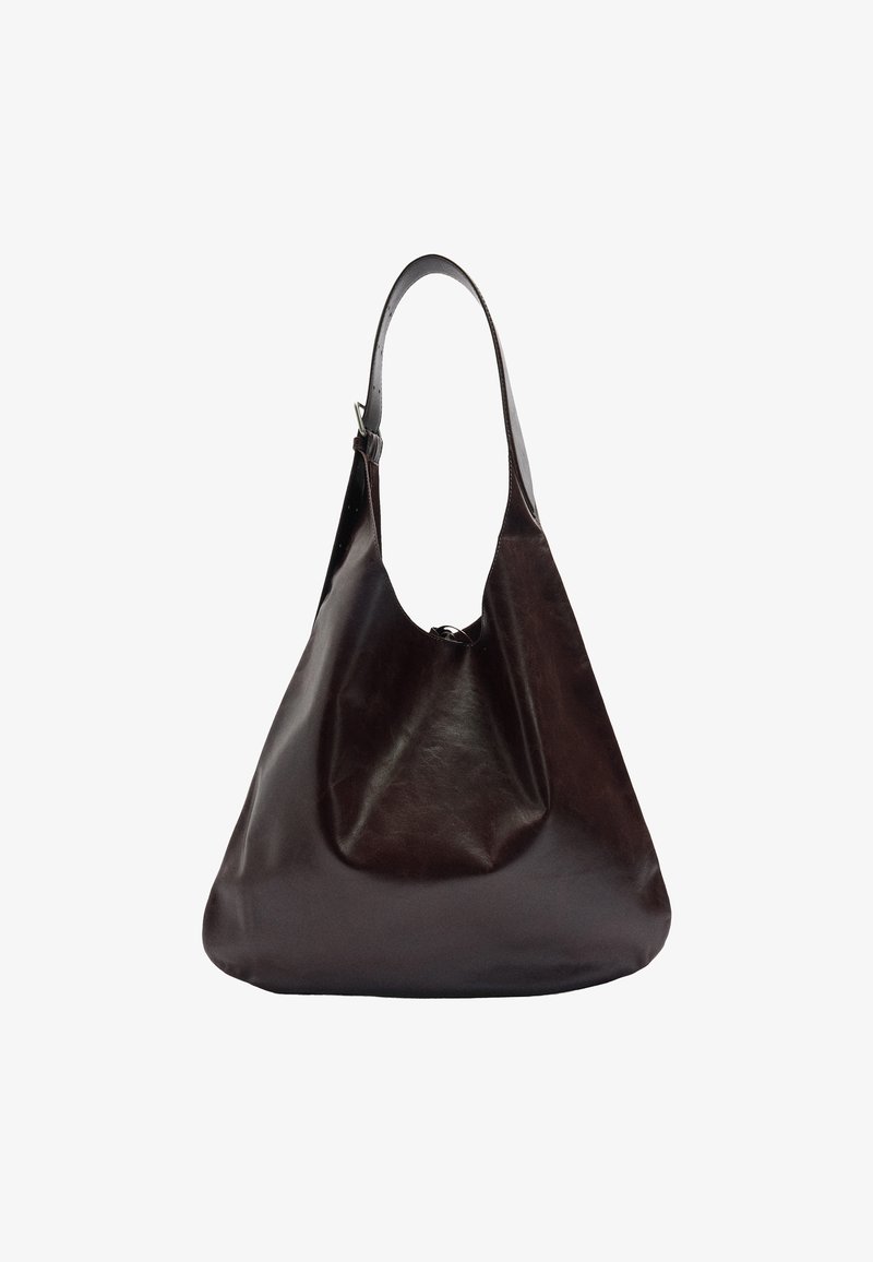 Brązowa skórzana torebka hobo o miękkim, swobodnym fasonie, z szerokim, pojedynczym paskiem i gładką, błyszczącą fakturą. Brak widocznych elementów metalowych.