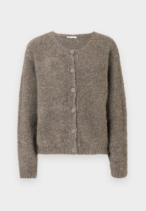 Pruun tekstuuriga kootud kardigan, millel on ümar kaelus ja kuus nööpi ees. Pikad varrukad ja soonikkäär.