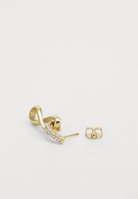 Boucles d'oreilles en or avec un design torsadé agrémenté d'une rangée de strass transparents. Comprend une pièce de soutien séparée pour un port sécurisé.