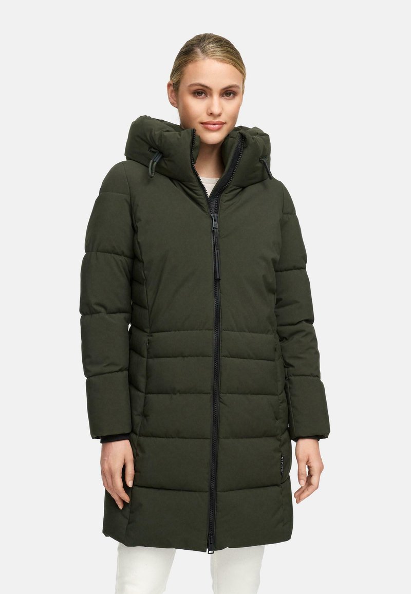 Puffjacka i mörkgrön, med dragkedja fram, hög krage och huva. Den har en quiltad design med synlig vaddering och sidofickor.