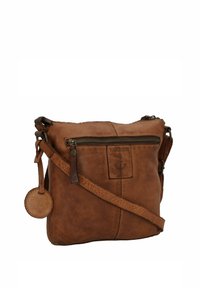 Borsa a tracolla in pelle marrone con zip superiore, logo impresso, tracolla regolabile e dettaglio con etichetta in pelle rotonda. Texture liscia, design minimalista.