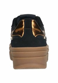 Sneaker nero con upper in suede testurizzato, dettagli bronzo lucido e una spessa suola in gomma. Presenta un tallone imbottito e cuciture rinforzate.