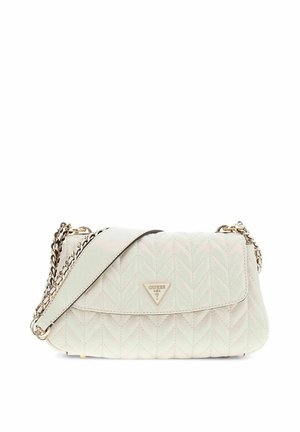 Sac bandoulière matelassé couleur crème avec une chaîne en or et une plaque du logo Guess sur le rabat avant.