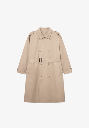 Gabardina beige con un frente de doble botonadura, amplio cuello, cinturón en la cintura y puños abotonados. Tejido liso con textura mínima.