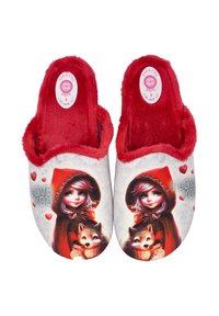 Zapatillas peludas rojas con un dibujo de una niña con capucha roja y dos zorros, adornadas con corazones y el texto "TE AMO".