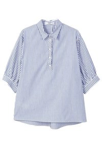 Blouse rayée avec un col à revers, des manches bouffantes et une patte de boutonnage sur le devant. Présente des rayures verticales alternées bleues et blanches.