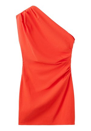 Minivestido rojo brillante de un solo hombro con detalles fruncidos en el lateral, silueta ajustada y escote asimétrico.