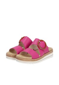 Sandal in rosa con due fasce, accentuazione in acrilico circolare, soletta imbottita e suola piattaforma testurizzata con dettaglio intrecciato.