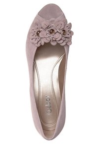 Chaussure plate en daim rose clair avec appliques florales décoratives et pierres précieuses sur l'avant, semelle intérieure argentée portant la marque "Gabor".