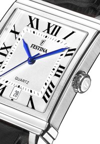 Silver rektangulär kvartsur med blå visare, romerska siffror och datumsdisplay. Har ett texturerat svart läderarmband och ett hölje av rostfritt stål.