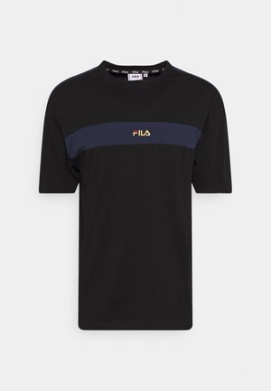 Schwarzes T-Shirt mit kurzen Ärmeln, das einen blauen horizontalen Streifen und das goldene FILA-Logo auf der Brust zeigt. Aus Baumwolle, mit klassischem Rundhalsausschnitt.