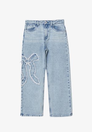 Jean en denim bleu clair avec un patch en forme de nœud effiloché sur la cuisse gauche, poches avant et fermeture par bouton.