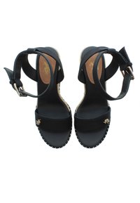 Černé espadrilové sandály s plochou podrážkou, látkovými páskami, zlatými kovovými akcenty a strukturovanou stélkou. Obsahují nastavitelné kotníkové pásky.