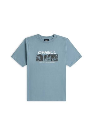 Blauw T-shirt met korte mouwen met O'Neill-logo en drie surf-gerelateerde grafische panelen boven de tekst "Ride with no boundaries".