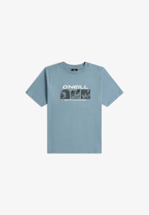 T-shirt bleu à manches courtes avec logo O'Neill et trois panneaux graphiques sur le thème du surf au-dessus du texte "Ride with no boundaries".