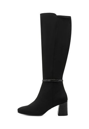 Schwarze knielange Stiefel aus glattem Material, mit einer spitzen Zehenform, Blockabsatz und einem dekorativen Riemen um den Knöchel.