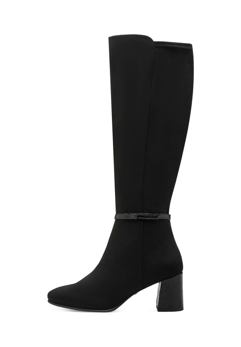 Botas negras hasta la rodilla, hechas de un material suave, con punta afilada, tacón bloque y una correa decorativa alrededor del tobillo.