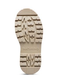 Suola di scarpa in gomma di un beige chiaro con un motivo di battistrada testurizzato caratterizzato da forme triangolari e scanalature, etichettata "NATURINO" e con taglia "24".