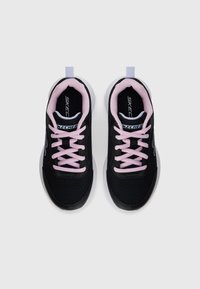 Schwarze Mesh-Sneaker mit pinken Schnürsenkeln und Akzenten, ausgestattet mit einem gepolsterten Schuhkragen und einer Zunge sowie einer strukturierten Gummisohle für besseren Halt.
