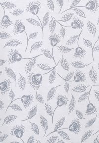 Tela con estampado floral que presenta hojas y flores grises sobre un fondo blanco, con contornos y texturas detalladas.